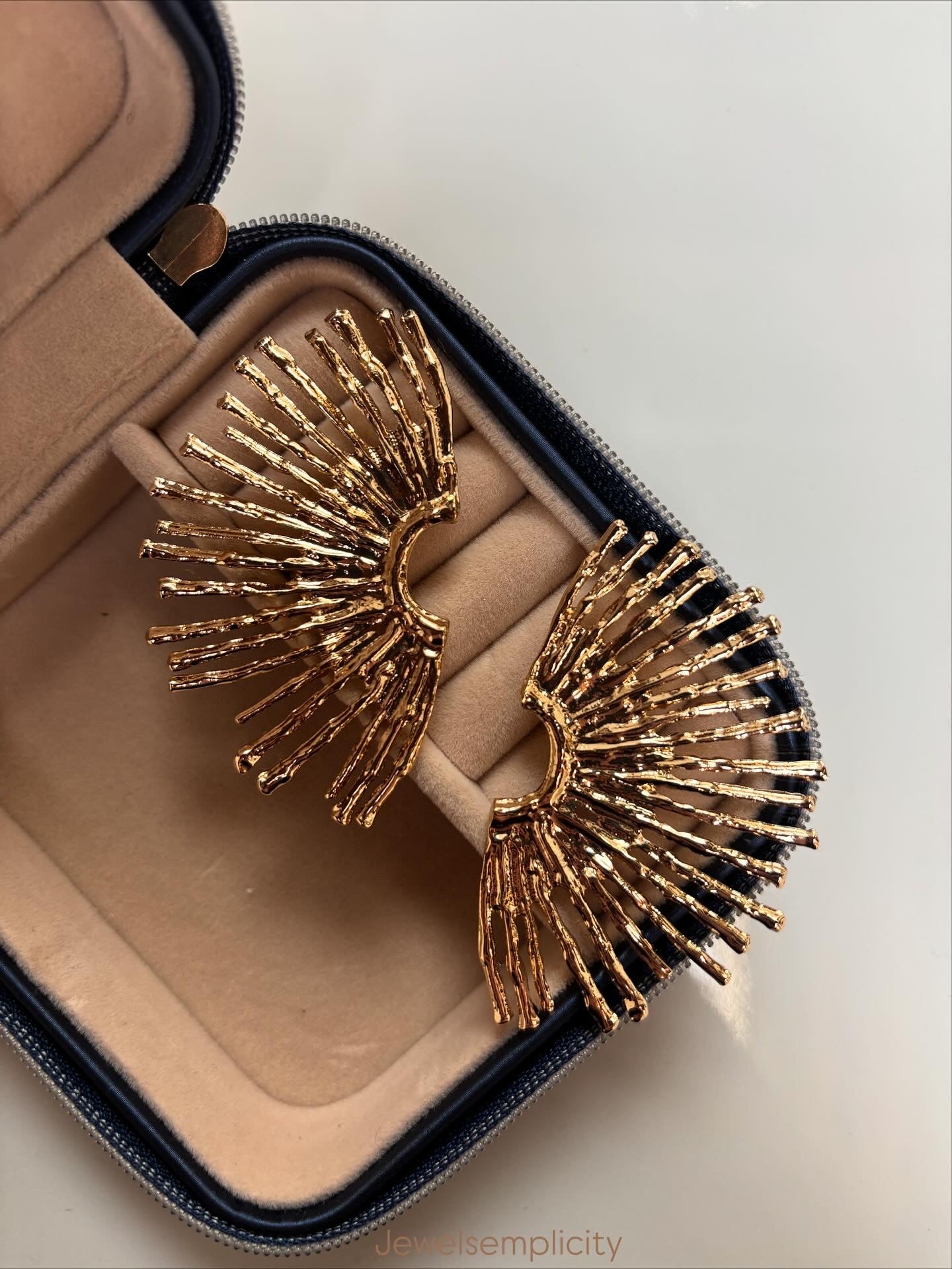 Orecchino effetto martellato gold